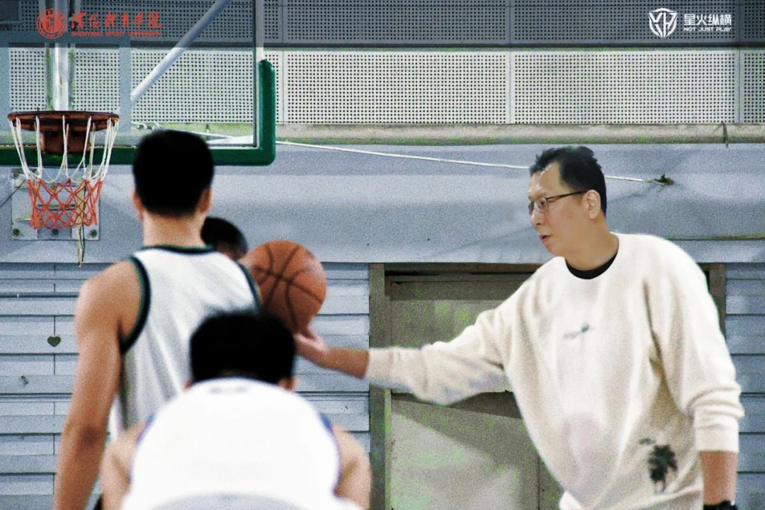 如何从篮球表演赛中学到实用的防守技巧_1
